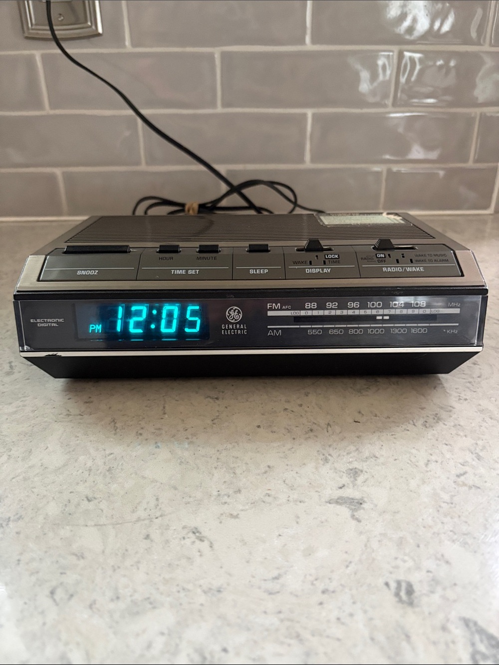 Vintage 80’s GE AM/FM Digital Alarm clock radio wood grain 7-4642/49
